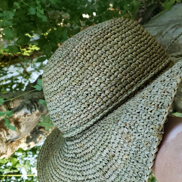 PETER GRIMM wide brim straw bucket Brimmed HAT with tassels. - Picture 9 of 12